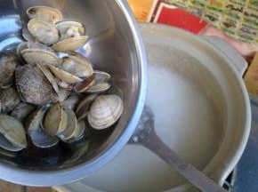 等粥熬到粘稠后放入开口的蛤蜊，再煮10分钟左右。
