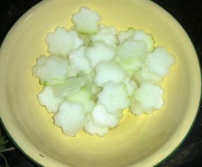 冬瓜切成片。