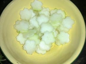 冬瓜切成片。