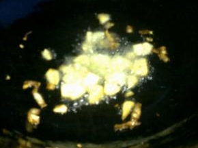 锅中倒油，爆香葱姜蒜。