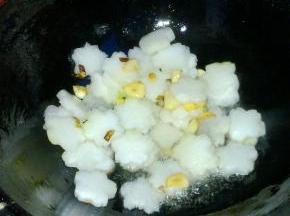 下入冬瓜翻炒两分钟。