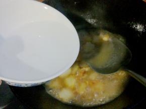 加入两碗开水炖五分钟，炖到冬瓜软烂。