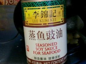 倒入适量生抽。