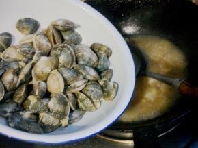 加入蛤蜊，再炖三分钟至壳子全张开口。