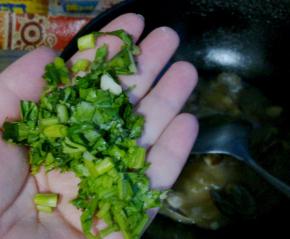 再加入适量香菜，搅拌均匀。