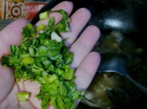 再加入适量香菜，搅拌均匀。