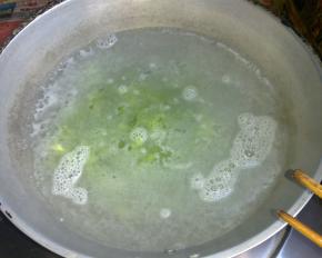锅中水开后下入用菠菜汁和好的面条，煮到面条熟了，盛出。