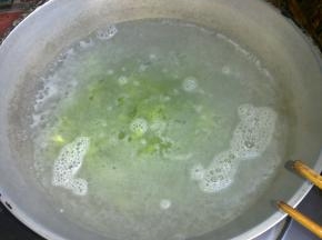 锅中水开后下入用菠菜汁和好的面条，煮到面条熟了，盛出。