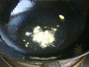 油锅中爆香葱蒜。