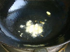 油锅中爆香葱蒜。