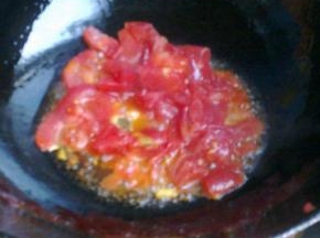 入切碎的西红柿，翻炒1分钟。