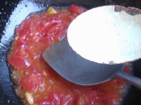 加入盐，熬至西红柿出汁。