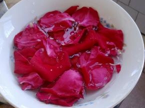 玫瑰撕下花瓣泡在盐水里两小时，花枝和花蕊不要。