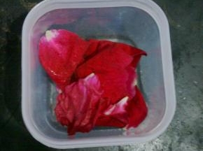 把花瓣均匀的平铺在容器最底层。