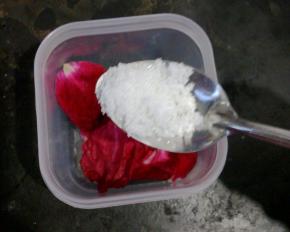 撒上两勺白糖，均匀铺满花瓣。