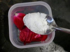 撒上两勺白糖，均匀铺满花瓣。