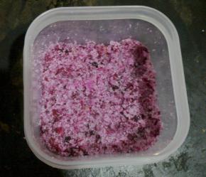 接着，再铺一层花瓣，再放一层糖，继续用力捣，直到材料用完。