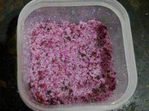 接着，再铺一层花瓣，再放一层糖，继续用力捣，直到材料用完。