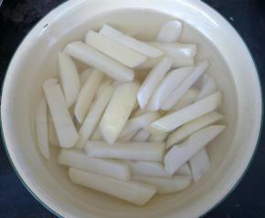 土豆切成条状，在冷水里浸泡半小时。