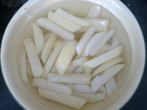 土豆切成条状，在冷水里浸泡半小时。