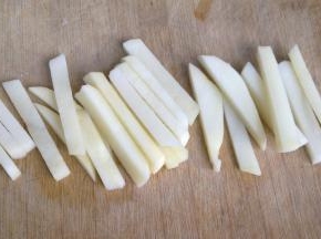 把土豆条洗净捞出，控干水份。