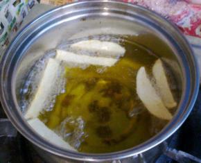 油锅里多倒些油，下入土豆条炸制表面金黄。