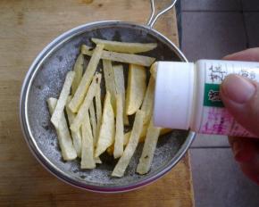 捞出控油，并在表面撒上适量咸盐。