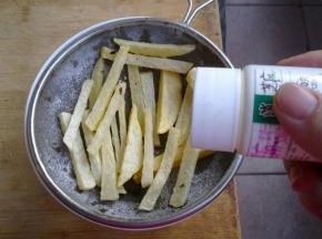 捞出控油，并在表面撒上适量咸盐。