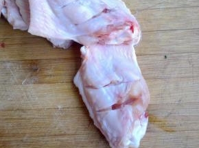 鸡翅中洗净后在背面划两道，以便于腌进去味。