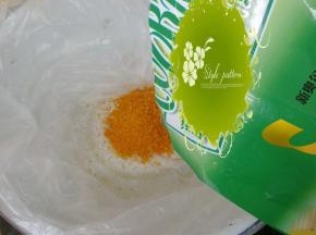 奥尔良腌料倒入一个装有塑料袋的容器里。