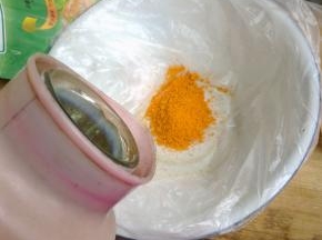 倒入适量开水，化开腌粉。