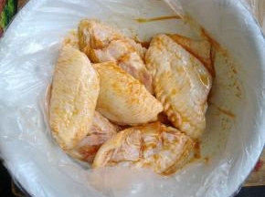 把鸡翅中每一个都沾满腌料，放冰箱冷藏腌制过夜。