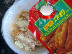 隔天取出腌好的鸡翅，倒入适量炸粉，将每一个鸡翅上面都裹满。