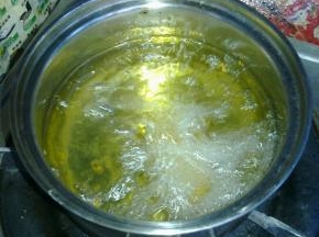 油八成热后，放入鸡翅炸制几分钟。