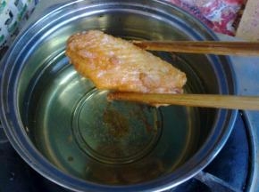 炸到表面金黄即可。