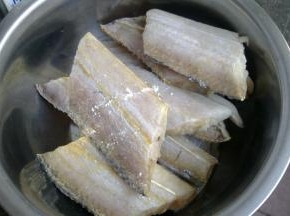 带鱼洗净用纸擦干水分。