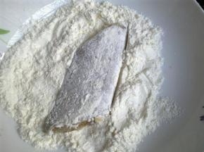 每一片正反面都要裹满面粉。