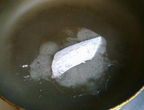 平底锅倒少许油，把沾好面粉的带鱼下锅煎。