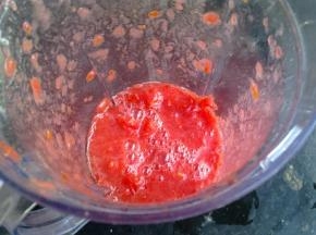 西红柿用料理机打碎。