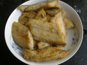 把两面都煎至金黄。