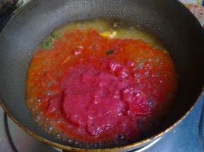 下入西红柿酱翻炒。