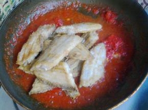 把带鱼放进去铺满整个锅。