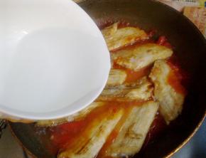 倒入半碗开水炖煮一会。