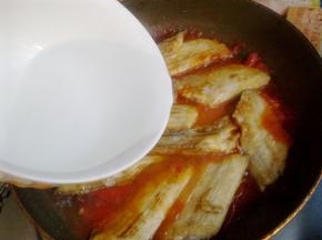 倒入半碗开水炖煮一会。