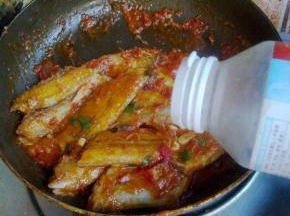 汤汁稠些的时候关火放入味精。