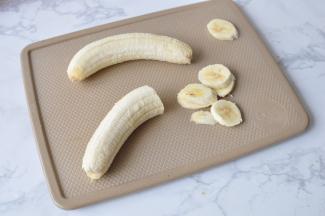 香蕉去皮切成小段。