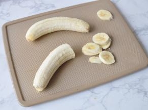 香蕉去皮切成小段。