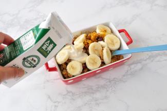 加入适量牛奶，牛奶不必多，能将麦片全部润过就可以了。