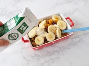 加入适量牛奶，牛奶不必多，能将麦片全部润过就可以了。