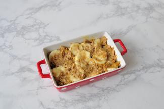 将一部分香蕉与麦片鸡蛋拌匀混合平铺。